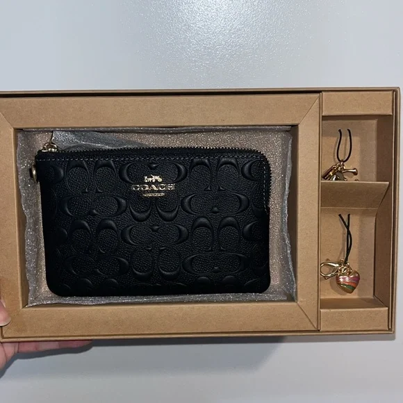 Coach NWT $199 MSRP Boxed Corner Zip Wristlet In Signature Debossed Leather - Picture 6 of 9